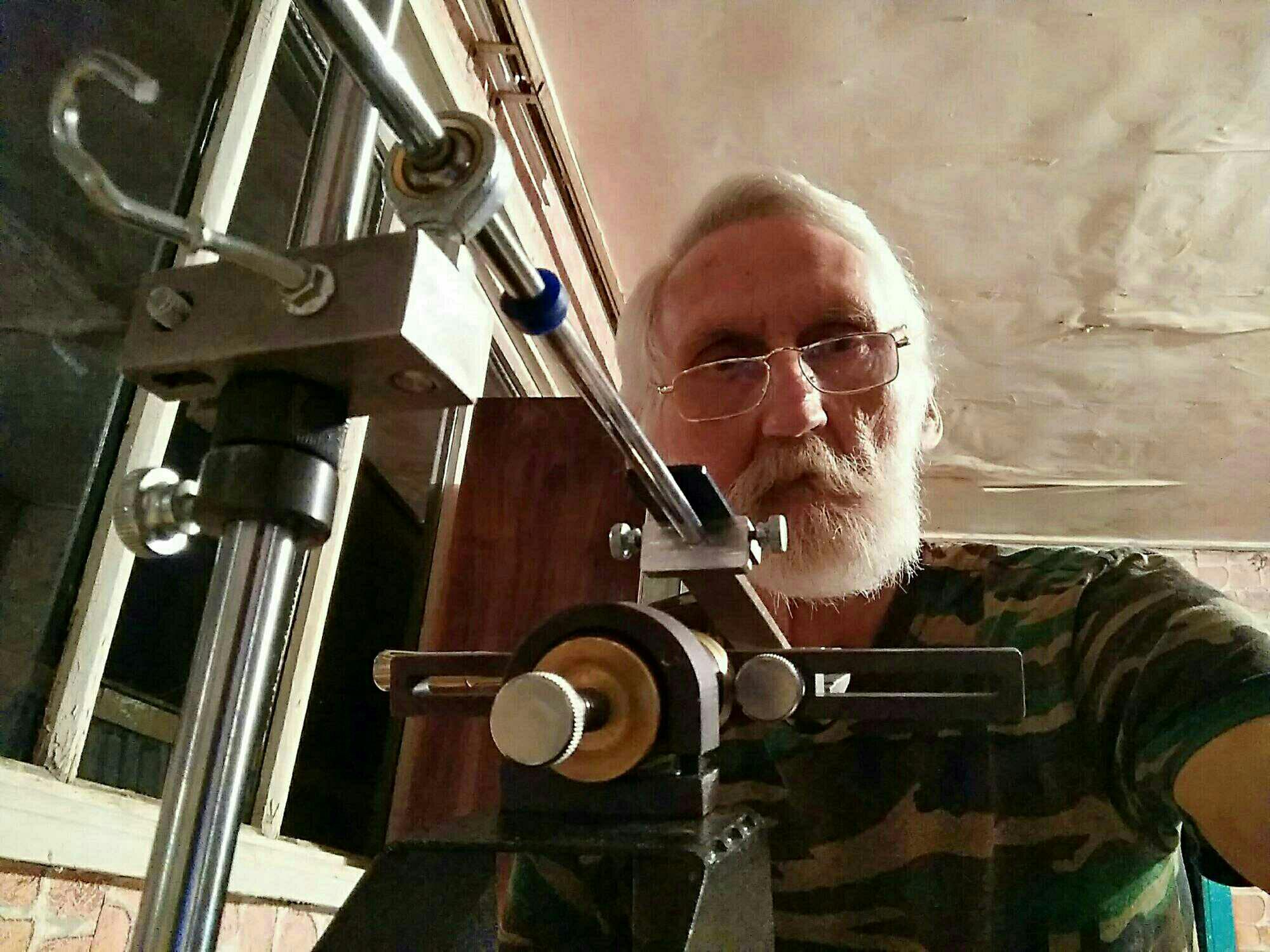 Владимир Помещиков в мастерской по заточке ножей в Новокуйбышевске